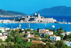 ) is a district and a port city in muğla province, in the southwestern aegean region of turkey.it is located on the southern coast of bodrum peninsula, at a point that checks the entry into the gulf of gökova, and is also the center of the eponymous district.the city was called halicarnassus of caria in ancient times and was famous for housing the mausoleum of. Bodrum Turciya Foto Goroda Plyazhej I Naberezhnaya Ulic Centr