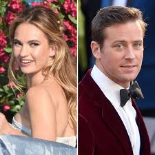 Lily james was born lily chloe ninette thomson in esher, surrey, to ninette (mantle), an actress, and jamie thomson, an actor and musician. Lili Dzhejms Mogla Byt Prichastna K Razvodu Armi Hammera Mainstyles Ru