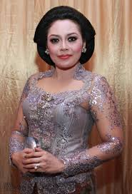 Wanita indonesia di jaman dulu selalu identik dengan sanggul, terutama wanita jawa. Oteng Oteng On Twitter Indra Utami Tamsir Sinden Keroncong Indonesia