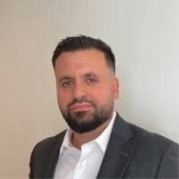 100+ perfiles de «Makris»