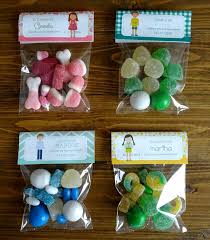 Piensa en una pera, una fresa y un plátano… Bolsitas De Chuches Personalizadas Celebra Con Ana