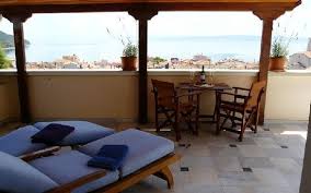 Mετά από ένα ρομαντικό απόγευμα στο απομονωμένο σπίτι τους στην λίμνη, η έμμα ξυπνάει δεμένη με χειροπέδες με τον νεκρό της σύζυγο. Eviali Apartments Limnh Ellada Kritikes Kai Sygkrish Timwn Tripadvisor