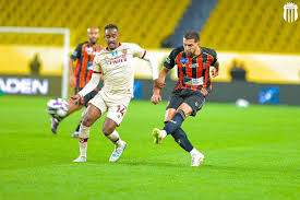 Arábia Saudita: Tozé falha penálti e Al Fayha de Pedro Emanuel empata (1-1), Al Fateh de José Gomes vence Neom (0-1)