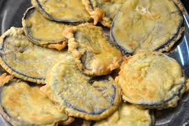 Le ricette con melanzane sono tantissime e si possono gustare al forno, fritte, in padella e addirittura insieme al cioccolato, per un dessert davvero gustoso. Melanzane Fritte In Pastella Ricette Di Sardegna