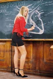 Onun bu hayalinden haberdar olan okul müdiresi fatoş hoca (hülya kocyiğit) okulun satılma bahanesi olan hababam sınıfı ile mücadele edebilmek için eski hababamcılardan yardım ister. Hababam Sinifi Merhaba Die Chaotische Klasse Cinestar