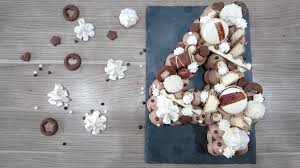 Un gâteau chiffre avec le nombre 20, super gourmand, à la fois fondant et croustillant, et avec plein de gourmandises au chocolat dessus pour finir la fête en beauté ! Number Cake Au Chocolat Un Delice De Cacahuetes
