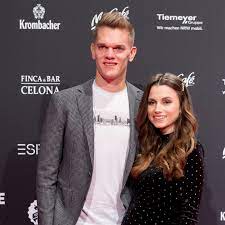 Im mai 2018 haben die beiden standesamtlich geheiratet, mit der kirchlichen trauung in freiburg lassen sie sich noch ein paar monate zeit. Matthias Christina Ginter Erstes Familienfoto Mit Klein Matteo Gala De