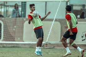 تمكن محمد شريف لاعب الأهلي من تصدر قائمة ترتيب هدافي الدوري المصري للمرة الاولى هذا الموسم، متساوياً مع أحمد ياسر ريان مهاجم سيراميكا كليوباترا بـ15 هدف. Ù‡Ø¯Ø§ÙÙŠ Ø§Ù„Ø¯ÙˆØ±ÙŠ Ø§Ù„Ù…ØµØ±ÙŠ Ù…Ø­Ù…Ø¯ Ø´Ø±ÙŠÙ ÙŠØ·Ø§Ø±Ø¯ Ø£Ø­Ù…Ø¯ Ø±ÙŠØ§Ù† Ø¹Ù„Ù‰ Ø§Ù„ØµØ¯Ø§Ø±Ø© Ø§Ù„Ù…ØµØ±ÙŠ