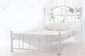 Hochbettnetze absturzsicherung dank netz am hochbett netzprofi de. Isolieren Jahrgang Metall Weissen Bett Mit Blumen Und Netz Und Kissen Lizenzfreie Fotos Bilder Und Stock Fotografie Image 31062850