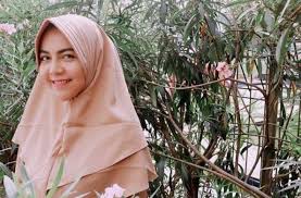 Penyanyi ratu rizky nabila dan suaminya, alfath faathier, resmi bercerai secara verstek, rabu (5/5/2021). Ratu Rizky Curhat Usai Gugat Cerai Bek Persija Warganet Beri Dukungan Bolatimes Com