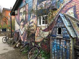 Przy wejściu do dzielnicy znajdują się duże kamienie. Christiania Idylla Czy Nieudany Eksperyment Spoleczny