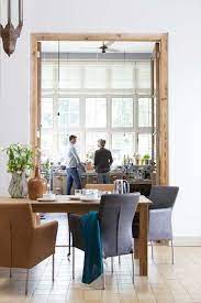 karwei het grijs en cognac van de stoelen combineren prachtig met de witte muur en houten deurpost eettafel thuis deurposten