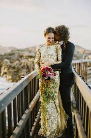 Bodas de oro, volumen, copete, acontecimientos de la boda, peinados de boda para el pelo largo, tendencias, boda de lujo bestidos de novia, novios boda, boda de ensueño, cosas de boda, inspiración para boda, traje de novio, espaldas de vestidos, vestidos de boda, nupcial. Vestidos De Novia Dorados Blog De Bodas De Una Boda Original