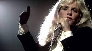 Her eyes were a deep blue colour, which often appeared to look brown when photographed in black and white. All About The Songs Kim Carnes Bette Davis Eyes Pause Play Cd And Music Site
