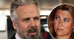 Sturla elsker å stå på scenen og blir gjerne stående i en time/halvannen, men gjør også standup for bedrifter. Ari Behns Overraskende Ord Om Skilsmissen Med Prinsesse Martha Louise
