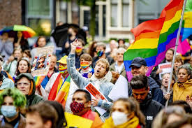 Amnesty international besloot in 1991 tegen alle gevallen van gevangenschap op grond van homoseksualiteit actie te gaan voeren. Protest Tegen Hongaarse Anti Lhbti Wet Bij Homomonument Amsterdam Ad Nl