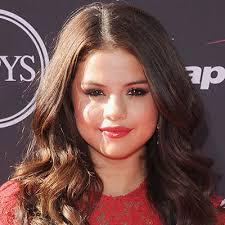 If you have a looser curl pattern like me and try to get as much curl definition out of your waves at possible, you are going to want to scrunch. Design Things