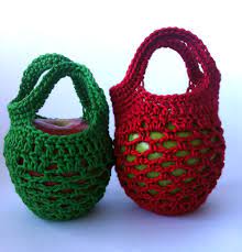 This is a fresh new, easy and simple pattern that do not require much of your time and yarn. Mini Crochet Gift Bag Free Pattern Spincushions