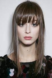 Coiffure 2018 Les Filles Aux Cheveux Raides Et Fins Vont Adorer Cette Option De Frange Longue Qui Habille Le Vis Coiffure Coiffures 2018 Tendances Coiffures