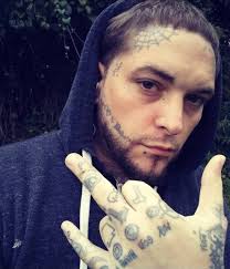 Can any one remove the lad in the middle as me brother 39 died