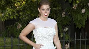Bei den brautkleidern von elisabeth finden wir vor allem blumen in alle varianten, klein, gross, farbig, mit farbakzenten. Prinzessin Beatrice Hat Sich Ih Brautkleid Von Queen Elizabeth Ii Geliehen