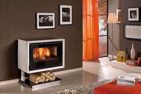 Ma vi ricompenserà con un comfort inimitabile, con la libertà di poter scegliere la vostra fonte di combustibile, con una manutenzione minima e largamente indipendente da tecnici esterni, con una durabilità che. Stufe A Legna Cermenate Tripodi Pavimenti E Rivestimenti