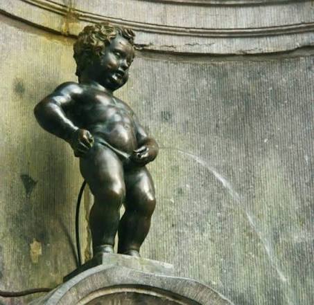 Sabías que El Manneken Pis, es una pequeña estatua de bronce que mide 50 cm  y representa a un niño pequeño desnudo orinando en el cuenco de una fuente.  Puedes encontrarla en