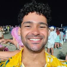 Pessoal trabalhando e um moleque gravando o próprio crime de estelionato.