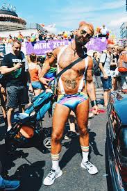 Wie in den vorjahren werden wir wieder aktivist*innen mit redebeiträgen ins rampenlicht setzen die ebenso kämpferische wie feierliche eröffnung der legendären berliner csd demo beginnt um 12:00 uhr mittags am ku'damm. Csd Berlin Gay Pride Sexy Photos Of Germany S Capital City Pride
