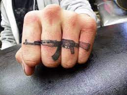 Top 100 Besten Knuckle Tattoos Fur Manner Eine Faust Voller Ideen Mann Stil Tattoo Knuckle Tattoos Finger Tattoos Hand Tattoos For Guys