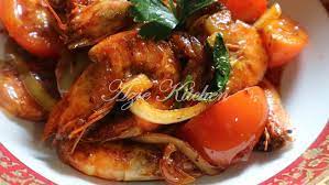 Nah, di resep kali ini kita akan membuat udang saus padang. Udang Goreng Cili Kering Azie Kitchen
