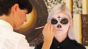 Halloween make up blonde manner mit bart männer mit bart. Make Up Fur Halloween So Macht Man Eine Mexikanische Totenmaske Youtube