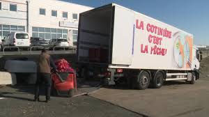 Lorsque j'apprenais la cuisine, le cours sur l'épluchage et le nettoyage de la coquille st jacques m'avait fait jurer de ne jamais y retoucher. La Rochelle Incertitudes Sur Le Cours De La Coquille Saint Jacques Youtube
