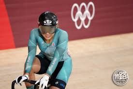 1 day ago · 有「牛下女車神」之稱的香港單車選手李慧詩，昨日在場地單車女子爭先賽上，以3比2勝擊敗德國選手emma hinze，取得香港在本屆東京奧運中的第3面銅牌，合計港隊取得6面獎牌。這也是李慧詩繼2012年倫敦奧運奪銅後，再度獲得的第2面奧運銅牌。 除了李慧詩勝出賽事外，另一個焦點落在她與昔日. Fwrf7nkv3azvbm