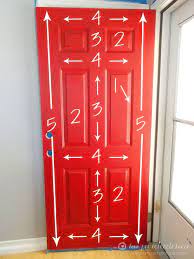 Apply a quality exterior paint to the door using the same method as described for priming: Toutes Les Etapes Pour Peindre Correctement Une Porte Comment Peindre Une Porte Porte D Entree Portes Peintes