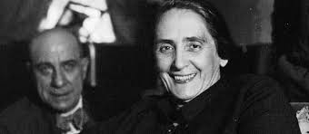 Iniciativa del PSOE para reconocer a 'la Pasionaria' y las demás diputadas  de las Cortes Constituyentes