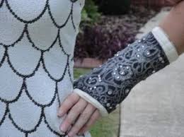 I Would Totally Do This Get A Black Cast Then Ask A Very Artistic Friend To Draw A Design With A Silver Sh Silver Sharpie White Sharpie Cast Decoration
