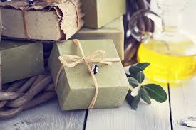 Seife selber machen ist ein spannendes hobby, dessen ergebnisse schöne geschenke für viele gelegenheiten sind. Seife Selbst Herstellen Tipps Und Einfache Rezepte Heilpraxis