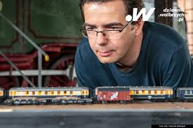 Gigantyczna, kolejowa makieta stanęła w muzeum w Jaworzynie Śląskiej.  Wszystko działa na niej, jak w prawdziwym świecie