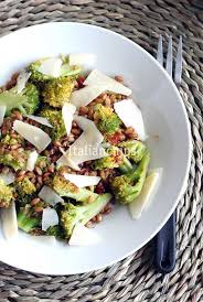 Minestra di farro e broccoli la temperatura è cambiata, l'aria pizzica e io mi sono presa già il primo lasciate riposare la minestra di farro e broccoli per 5 minuti o più prima di servirla in tavola con una. Insalata Di Farro E Broccoli Italianchips Insalata Di Farro Ricette Idee Insalata