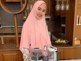 Ia mengawali karirnya sebagai presenter olahraga dan pemandu acara kuis tengah malam berjudul rejeki malam (2011). Pn566dbtbf3oom