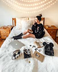 Vous préparez la décoration de votre mariage, d'un anniversaire ou autre événement il vous suffira d'appeler un conseiller clients qui se chargera d'organiser la récupération de votre lit, matelas, bureau. 1001 Idees Pour Une Guirlande Lumineuse Pour Chambre Deco Chambre Cocoon