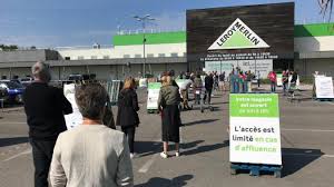 Acétone ( magasin de bricolage : Leroy Merlin A Merlimont Rouvre Une Cinquantaine De Personnes Font La Queue Devant