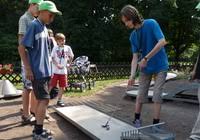 Afina tu puntería y calcula la fuerza y la inclinación del lanzamiento para conseguir hacer hoyo en uno e introducir la bola en el. Ausflugsziele Und Angebote Fur Kinder Dresdner Parkeisenbahn E V