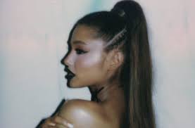 La cantante ariana grande, de 27 años, sorprendió a todos hace unas horas después de que se diera a conocer que contrajo matrimonio en secreto con el agente inmobiliario dalton gomez. Ariana Grande Lancara A Nova Musica Positions Nessa Sexta 23