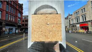 A young white man who defaced the iconic george floyd mural in minneapolis this week was swiftly stopped, chased down, and brought to justice — all without police intervention. Three Arrested After George Floyd Mural Damaged Granada Itv News