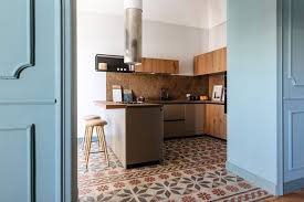 Un Appartamento D Epoca Rinnovato Nel Segno Del Colore Dettagli Home Decor Pavimento Cucina Parquet Cucine Moderne