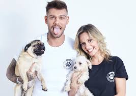 Há centro cirúrgico com atendimento veterinário 24 horas. Em Prol Do Instituto Luisa Mell Lucas Lucco E Korova Lancam Camisetas