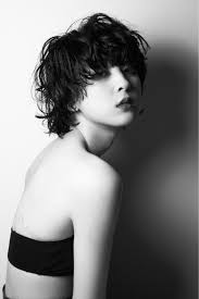 黒髪マッシュヘアで大人の色気を放出ボーイッシュだけど女性らしい