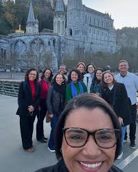 🙏🏽 TEUS PEDIDOS ESTÃO DIANTE DA MÃE Hoje vivemos momentos profundos na  casa da Mãe de Lourdes e em todos eles eu apresentei a Ela os teus pedidos  de oração. Creia que